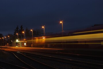 Fototapeta na wymiar Bahnhof bei Nacht
