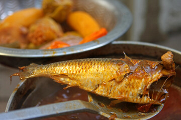 senegal, preparation des ingrediant pour le plat national le riz au poisson (thiebou djeune)