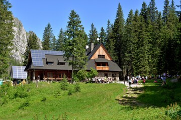 schronisko Ornak, polana Tatry Zachodnie, TPN, góry, Szczyty Tatr, w Dolinie Koscieliskiej 