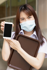 Happy smiling restaurant business worker showing smartphone screen, concept of mobile app, cashless contactless payment application, code scanning, mobile banking technology