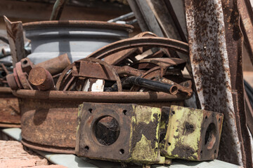 Rostiges Altmetall gelagert