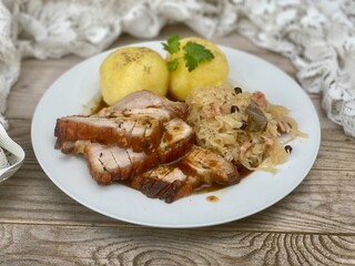 Organisch krustenbraten vom Bauch mit Klößen und sauerkraut