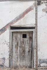 Fototapeta na wymiar Alte Holztüre eines verfallenen Hauses