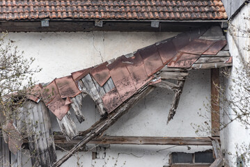Baufälliges Haus mit beschädigtem Dach