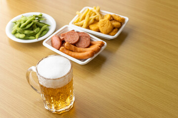 家のテーブルでビールを飲むイメージ