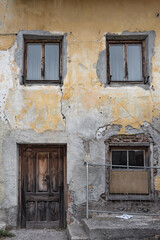 Fassade eines alten baufälligen Wohnhauses