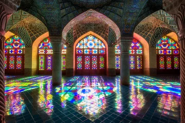 Photo sur Plexiglas Coloré La mosquée Nasir al-Mulk (mosquée nasir ol molk) également connue sous le nom de mosquée rose est une mosquée traditionnelle de Shiraz, en Iran.