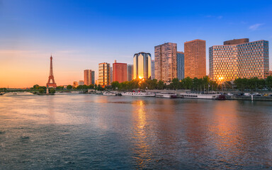 Fototapeta na wymiar Eiffel Tower and the Seine river at Sunset, Paris, France