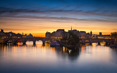 Fototapeta na wymiar Sunrise over the Île de la Cité, Paris. View from the Pont des Arts