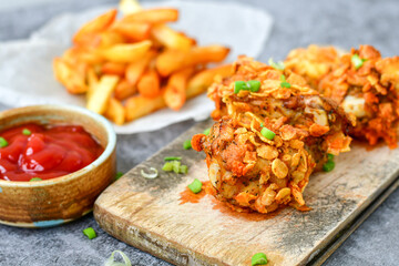 
 Crispy  deep fried   chicken 
 wings with cornflakes , ketchup and french fries . Breaded  with cornflakes chicken   wings. Junk fast food