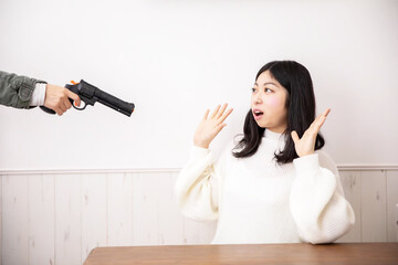 銃を突きつけられた女性