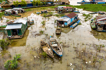 Fototapeta na wymiar aerial view from floating houses and boats at Cambodia river