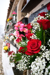 Rosas rojas en una lápida en un cementerio