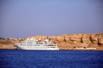 Fototapeta na wymiar Sail boat ship with tourists in Ras Mohamed National Park in the Red Sea, Sharm El Sheikh, Egypt \