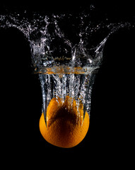 Naranja fresca cayendo splash en agua