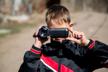 Obraz premium Young guy filming on the street