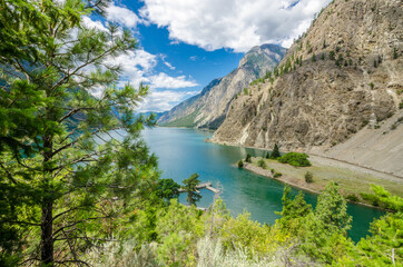 Obraz premium Majestic mountain lake in Canada.
