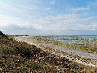 Île de Ré dans le Golfe de Gascogne. Paysage littoral Nord-Ouest, espaces naturels, plages et dunes à marée basse face à l'Océan Atlantique