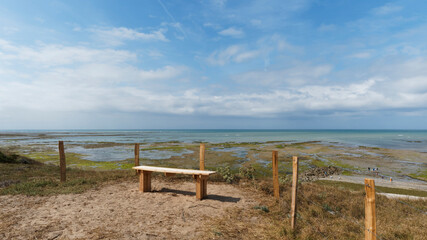 Fototapeta premium Paysages du littoral Nord-Ouest de l'Île de Ré dans le Golfe de Gascogne avec ses grandes plages et zones rocheuses à marée basse face à l'océan Atlantique