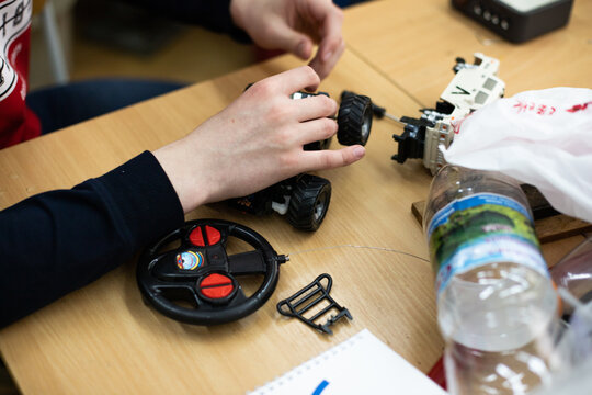 repair of a children's toy car