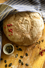 Studioaufnahme von selbst gebackenem Brot mit Kürbis Kernen