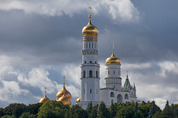 Fototapeta na wymiar The Ivan the Great Bell-Tower and the onion domes of the Dormition Cathedral in Moscow, Russia