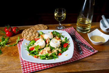 Rocket salad with goat cheese and honey dressing
