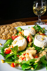 Rocket salad with goat cheese and honey dressing