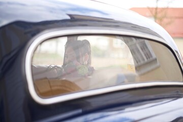 Braut im Hochzeitsauto