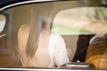 Braut im Hochzeitsauto