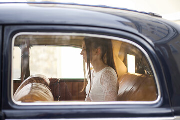 Braut im Hochzeitsauto