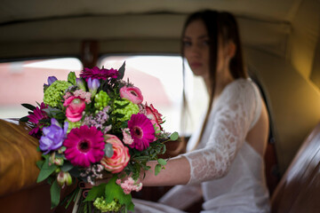 Braut zur Hochzeit mit Bumen