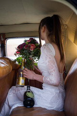 Braut mit Blumen zur Hochzeit