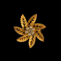 Round gold antique brooch with precious stones and crystals in the shape of a flower. Vintage brooch in the shape of a flower - obrazy, fototapety, plakaty