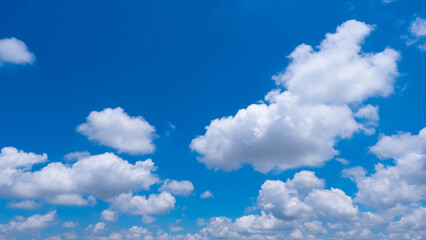 Obraz premium White clouds and a sky that was cut through the sunlight.