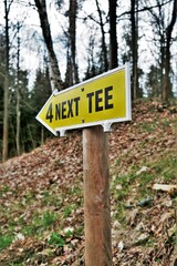 Wegweiser auf einem Golfplatz.