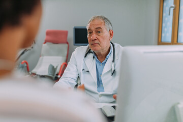 Obraz premium Doctor talking to a patient