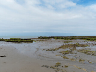Paysages du littoral Nord-Ouest de l'Île de Ré dans le Golfe de Gascogne avec ses grandes plages et zones rocheuses à marée basse face à l'océan Atlantique