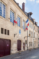The City hall of Senlis in the city center was rebuilt in 1495 as it appears to us today. On the facade stands the bust of Henry IV.