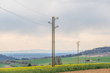 Strommasten im grünen Feld