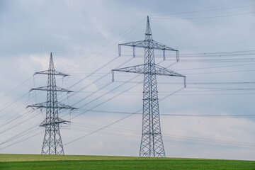 Strommasten im grünen Feld