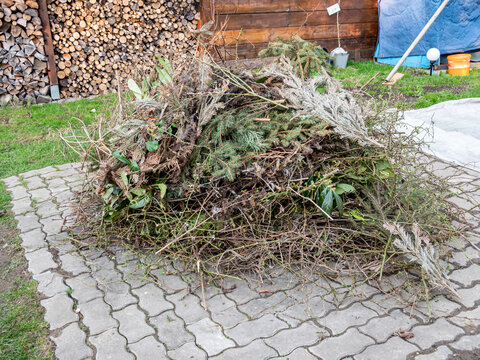 Haufen mit Gartenabf&auml;llen zum Verbrennen