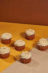 cupcakes en un fondo amarillo y una base de tela 