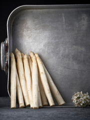 Spargel in einer Ofenform