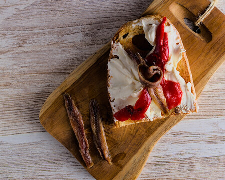 tostada de queso freso, pimiento rojo asado y anchoas del cantabrico