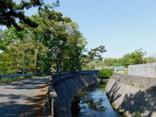 吹田市と豊中市の境界を流れる高川(2021年4月撮影)