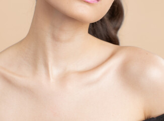 Obraz premium Women neck and shoulders on nude background