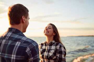 Obraz premium Young couple having fun on a coast