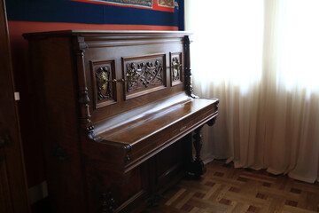Fototapeta na wymiar Antique piano in palace