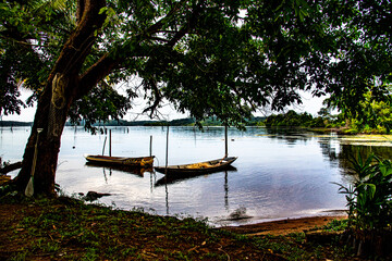 Reflexo das  canoas no rio Araguari na Amaz&ocirc;nia.